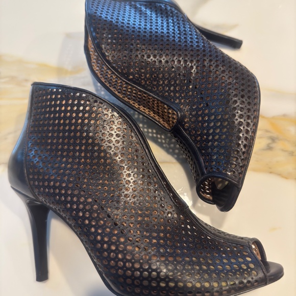 Pre Owned Vince Camuto Black Leather Perforated Hole High Heel Booties sz 7.5 M - Picture 6 of 11